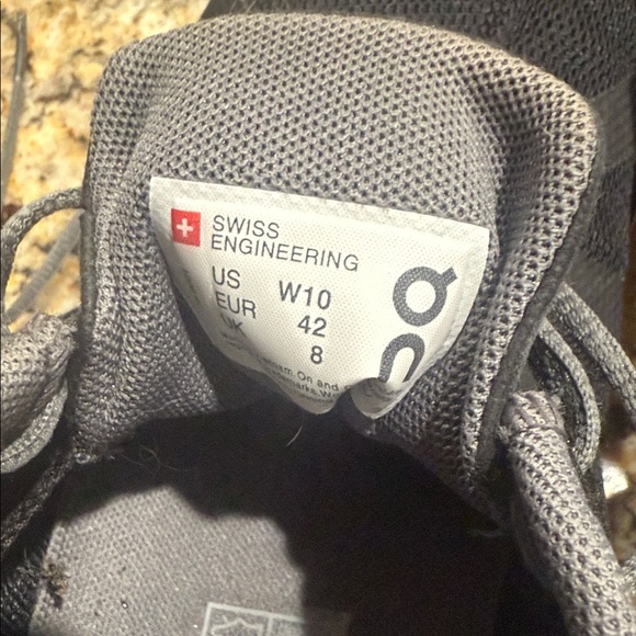 On Running women’s Black and White Athletic Shoes size 10 - Picture 5 of 6